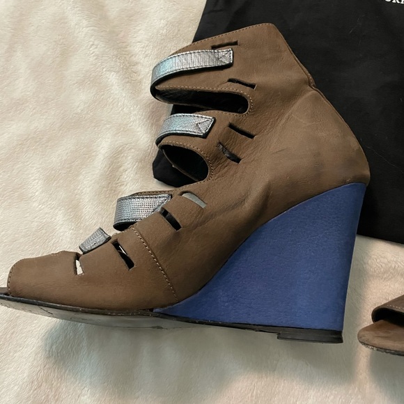 Unique Surface to Air buckle wedge sandals - Picture 8 of 14